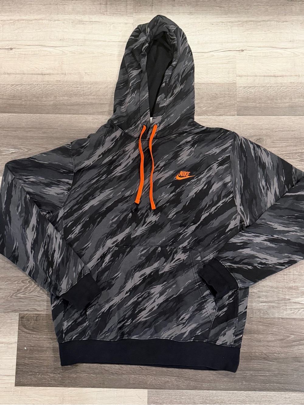 Nike Hoodie Sweatshirt Mens Medium Gray Camo Fleece Pullover Orange Swoosh Logo